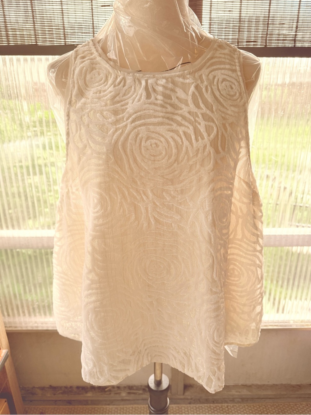Sleeveless White Rose-Textured Tank Top